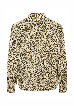 Långärmad skjorta med ett djärvt svart, brunt och gult djurmönster på en ljus bakgrund; krage och knappradering fram.