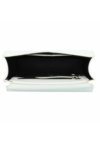 Clutch in ecopelle bianca con un esterno liscio, dotata di un interno in tessuto nero e di una tasca con zip. Design compatto con una forma elegante.