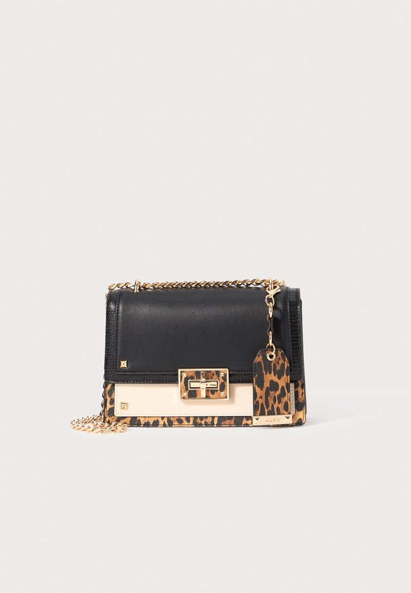 Bolso negro y beige con detalles de estampado de leopardo, correa de cadena dorada y un cierre rectangular dorado sobre un fondo liso.