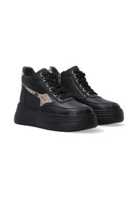 Schwarze High-Top-Schuhe aus strukturiertem Leder mit einer dicken Sohle, ausgestattet mit einem Akzent im Reptil-Muster und Metallschlaufen für die Schnürsenkel.