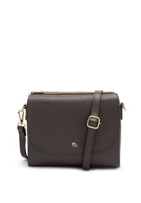 Borsa a tracolla in pelle marrone scuro con superficie testurizzata, hardware dorato, apertura zip e tracolla regolabile. Presenta un logo sottile.