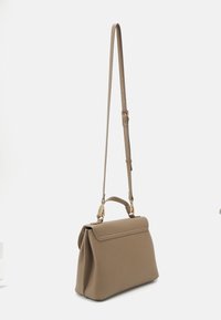 Beige strukturerad handväska med ett handtag och justerbar rem. Slät yta, minimalistisk design med subtila detaljer i guld.