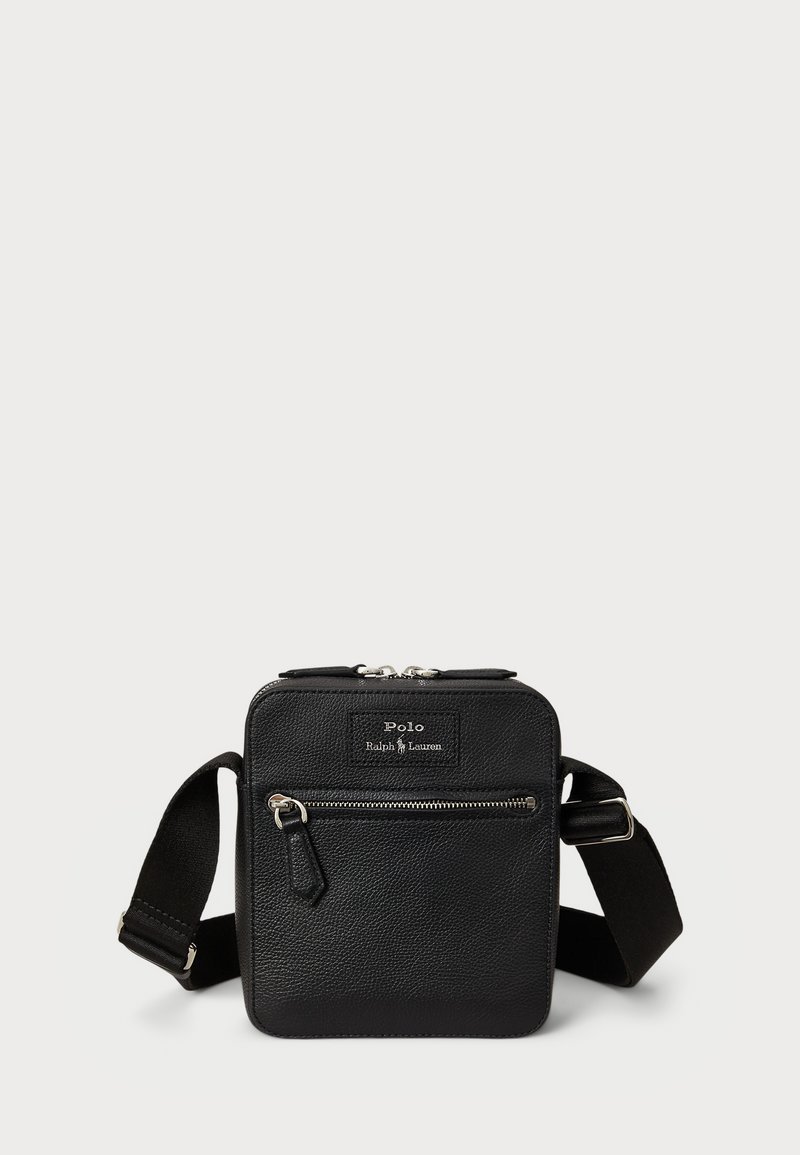 Geantă crossbody din piele neagră cu un finisaj texturat, având un buzunar frontal cu fermoar și curea ajustabilă. Etichetă cu logo în față.