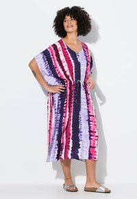 Kaftan-Kleid im lila, rosa und schwarzen Batikmuster; lockere Passform, kurze Ärmel, runder Halsausschnitt mit einem taillierten Detail.