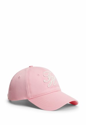 Cappellino da baseball rosa con visiera curva e iniziali ricamate bianche "FH" sul davanti, mostrato su uno sfondo bianco uniforme.