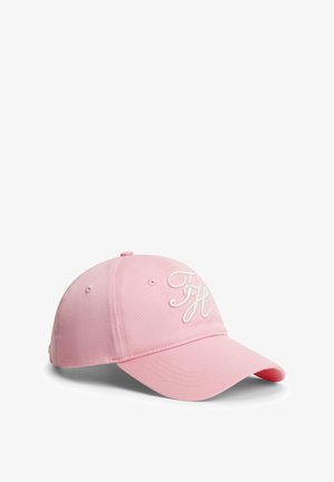 Casquette de baseball rose avec une visière courbée et les initiales brodées en blanc « FH » sur le devant, présentée sur un fond blanc uni.