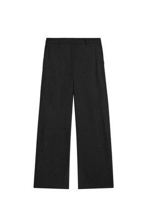 Pantalon noir à jambes larges avec une texture lisse, doté d'un devant plat, de passants pour ceinture, sans poches visibles ni ornements.