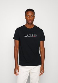 Tommy Hilfiger - NEW YORK TEE - T-shirt con stampa - black Immagine in miniatura 1