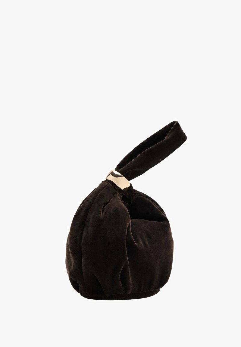 Borsa a tracolla in velluto nero con forma arrotondata e manico superiore annodato. Texture liscia e design minimalista senza accessori di metallo visibili.