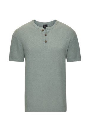 Hellgrünes Kurzarm-Strickshirt mit rundem Ausschnitt und drei braunen Knöpfen auf der vorderen Knopfleiste.