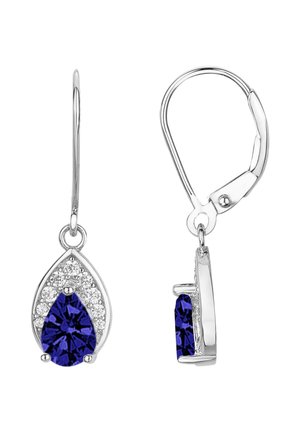 Orecchini a goccia in argento con pietre preziose blu profondo a forma di pera circondate da piccoli cristalli trasparenti, mostrati da davanti e di lato.