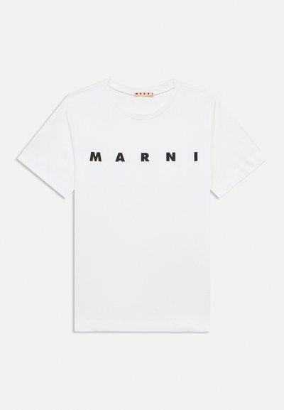 Λευκό T-shirt με κοντά μανίκια και μαύρα κεφαλαία γράμματα που σχηματίζουν τη λέξη «MARNI» στο ύψος του στήθους, στρογγυλή λαιμόκοψη και ορατή ετικέτα του brand στο εσωτερικό του γιακά.