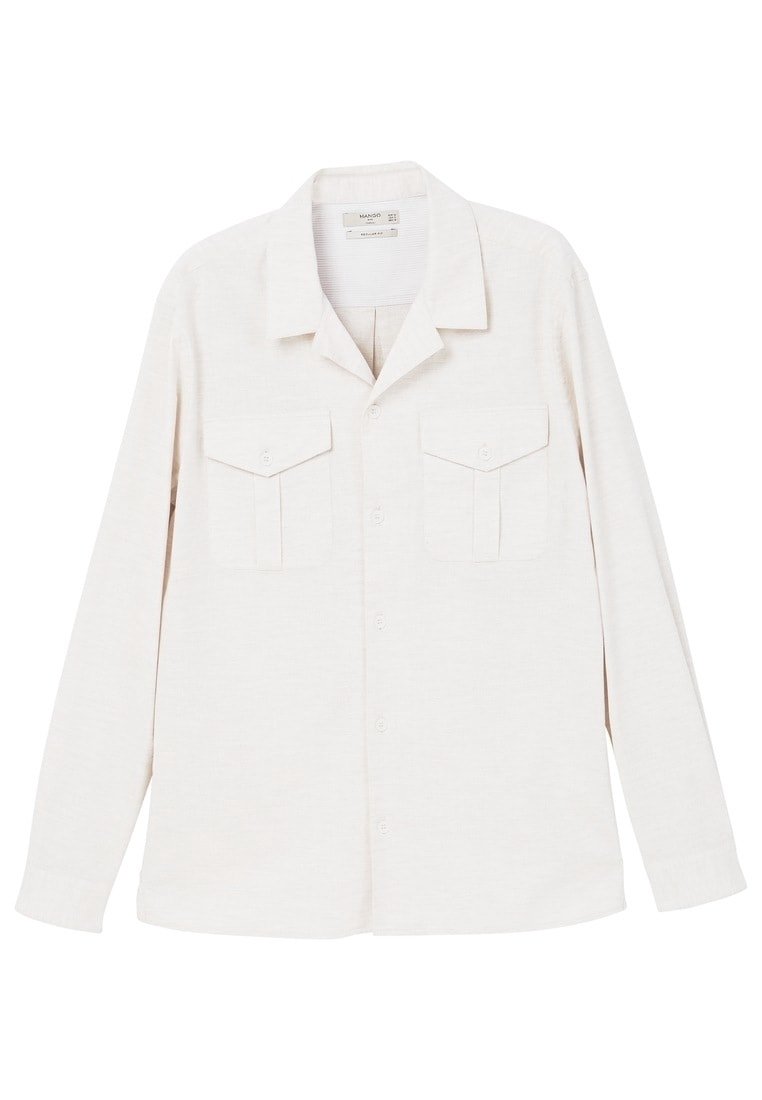 Chemise à manches longues beige clair en tissu texturé. Elle présente un col avec revers et deux poches avant à rabat.