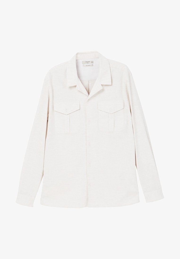 Chemise à manches longues beige clair en tissu texturé. Elle présente un col avec revers et deux poches avant à rabat.