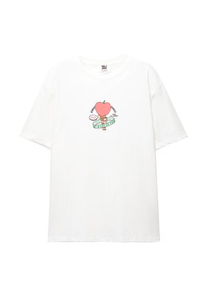 Vit bomull t-shirt med en central grafik av ett pink äpple och en karaktär, med texten "Mycket roligt" och dekorativa element.