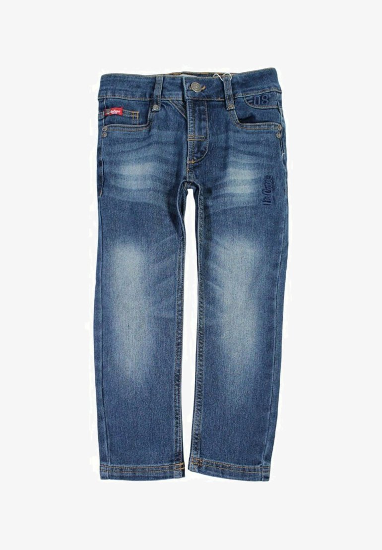 Jean en denim bleu avec une coupe droite, légère décoloration à l'avant, cinq poches, et une fermeture par bouton. Comprend une étiquette de marque rouge et un logo.