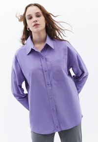 MIT BRUSTTASCHE - Button-down blouse - aster purple