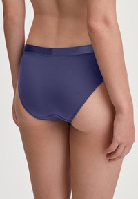 Marineblauwe hooggesneden onderbroek met een gladde textuur, elastische tailleband en minimalistisch ontwerp zonder zichtbare patronen of accenten.