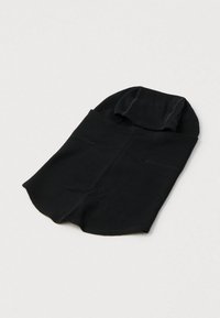 Mustast pehmest kangast sall, millel on tekstuuriga pind. Sellel on ümar kuju volditud servaga ja kaks väiksemat esimest taskut.