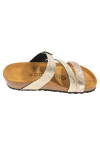 Remskyddad sandal med texturerade metallremmar i silver och guld på en brun korkfotbädd och svart gummisula.