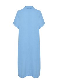 Šviesiai mėlynas, trumpomis rankovėmis suknelė, pagaminta iš minkštos medžiagos, su apykakle ir laisvu A formos siluetu. Nugarinė pusė rodo jos ilgį.