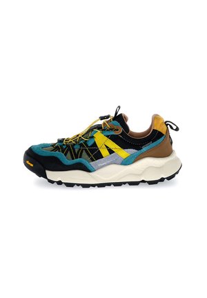 Sneaker multicolore con tomaia in tessuto turchese, nera e gialla, suola ammortizzata, dettagli testurizzati e lacci regolabili.