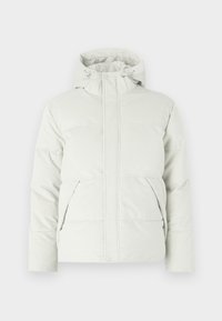 Casaco acolchoado em cinza claro, com gola alta, capuz ajustável, dois bolsos frontais e um tecido liso e texturizado.