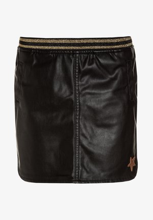 Minifalda negra de cuero sintético con cinturilla elástica con rayas doradas y pequeño parche en forma de estrella marrón en la parte inferior derecha.