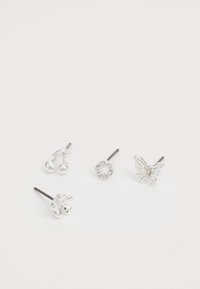 Set mit vier silbernen Steckerohrringe, die ein Kirschdesign, einen Schmetterling, eine florale Form und ein kreisförmiges Design mit kleinen Strasssteinen zeigen.
