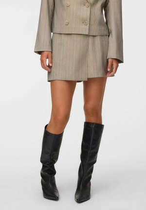 Vero Moda SKORTS VMELEANOR SKORTS - Jupe-short - vintage khaki