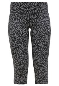 Leggings cortos negros con un patrón geométrico blanco, tejido elástico y una cinturilla alta para mayor soporte y comodidad.
