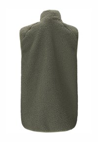 Takakuvassa oliivinvihreä, korkeakauluksinen, hihaton fleeceliivi, jossa on pehmeä ja karvainen teddy-nahkainen kangas.