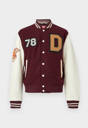 Bordowa kurtka typu varsity z kremowymi rękawami; posiada duże naszywki z literą 'D' i liczbą '78', ściągaczowy kołnierz i mankiety oraz zapięcie na zatrzaski.