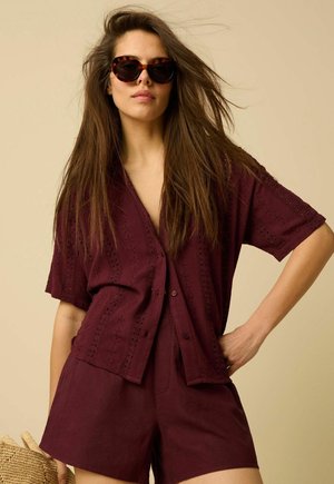 Sissy-Boy, SISSY-BOY BLUSE MIT ANGLAISE-STICKEREI - SCHWARZ - Chemisier - dunkellila