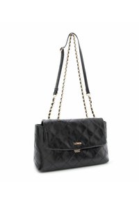 Borsa nera trapuntata in materiale lucido, con tracolla a catena dorata e chiusura a scatto dorata. Forma rettangolare con patta.