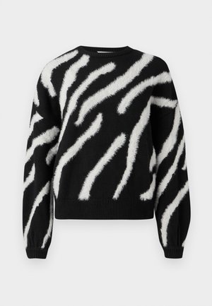 Camisola preta com riscas diagonais brancas felpudas semelhantes a zebras, gola redonda, mangas compridas e punhos e barra canelados.