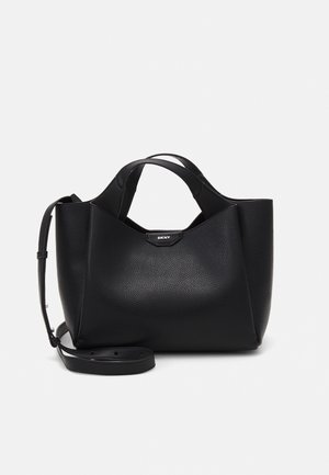 Bolso tote de cuero negro con textura de DKNY, con dos asas cortas y una correa larga ajustable sobre fondo blanco.