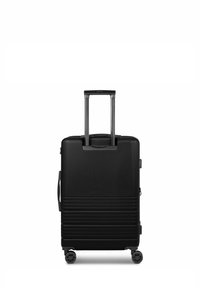 Valise rigide noire avec surface texturée, poignée extensible et roulettes pivotantes. Équipée d'une poignée latérale et de rainures horizontales pour une meilleure prise.