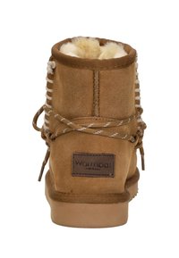 Bruine suède enkelboot met een zachte shearling voering, decoratieve veters en een bruine rubberen zool. Beschikt over een logo-embleem aan de zijkant.