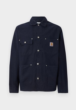 Marineblå bomulljakke med krage, frontlukking med knapper, to brystlommer med klaffer, og to sidelommer; sølvmetallknapper.