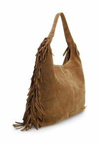 Bruine nubuck hobo tas met lange franjes aan één kant, een gladde textuur en een enkele schouderriem om te dragen.