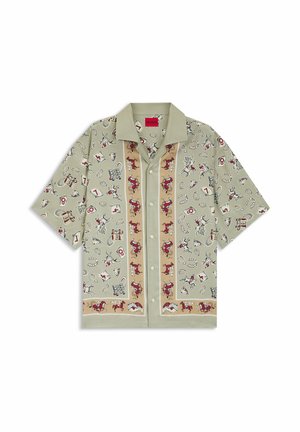 Beige kortærmet skjorte med knapper foran, dekoreret med vestlige temaer som cowboys, heste, hestesko og spillekort.