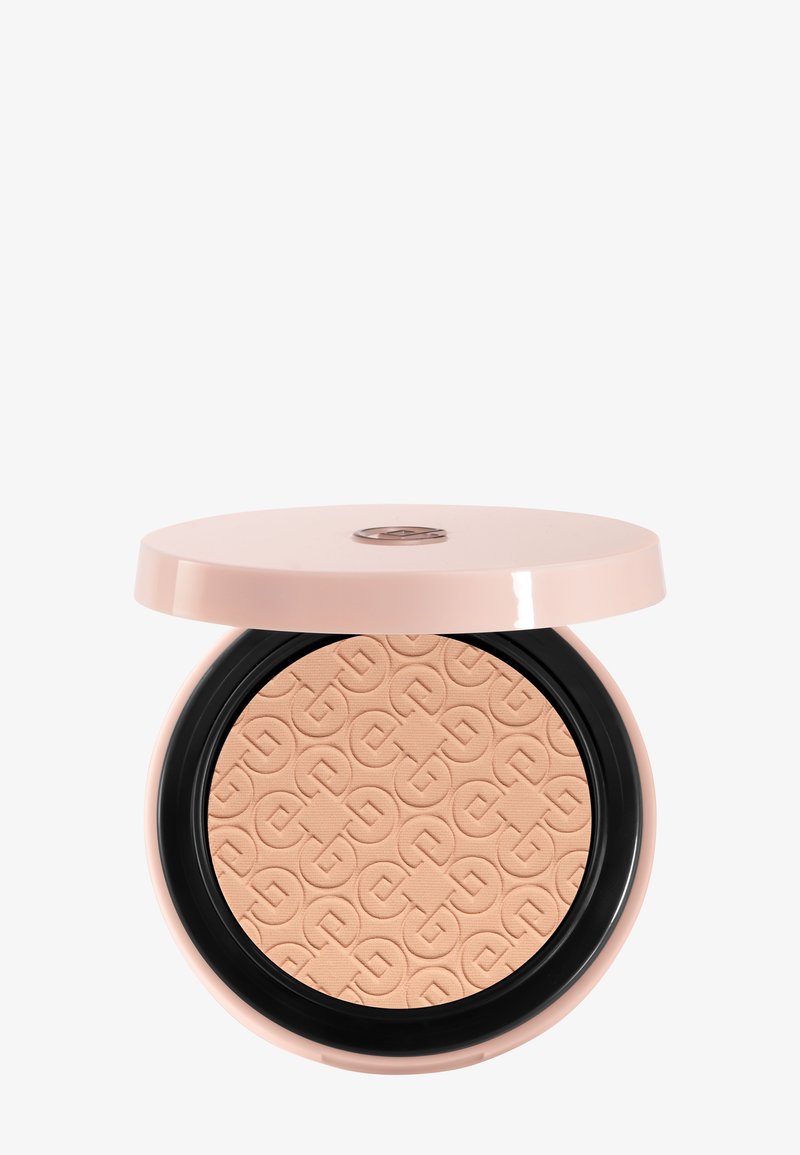 Poudre compacte beige pressée avec motif de logo G en relief dans un boîtier rond rose pâle avec un couvercle partiellement ouvert.