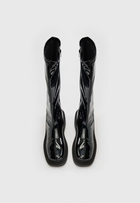 Crne visokosjajne čizme do koljena od lakirane kože, sa zaobljenim vrhom i teksturiranom gumenom potplatom, s bočnim zatvaračem na patent.