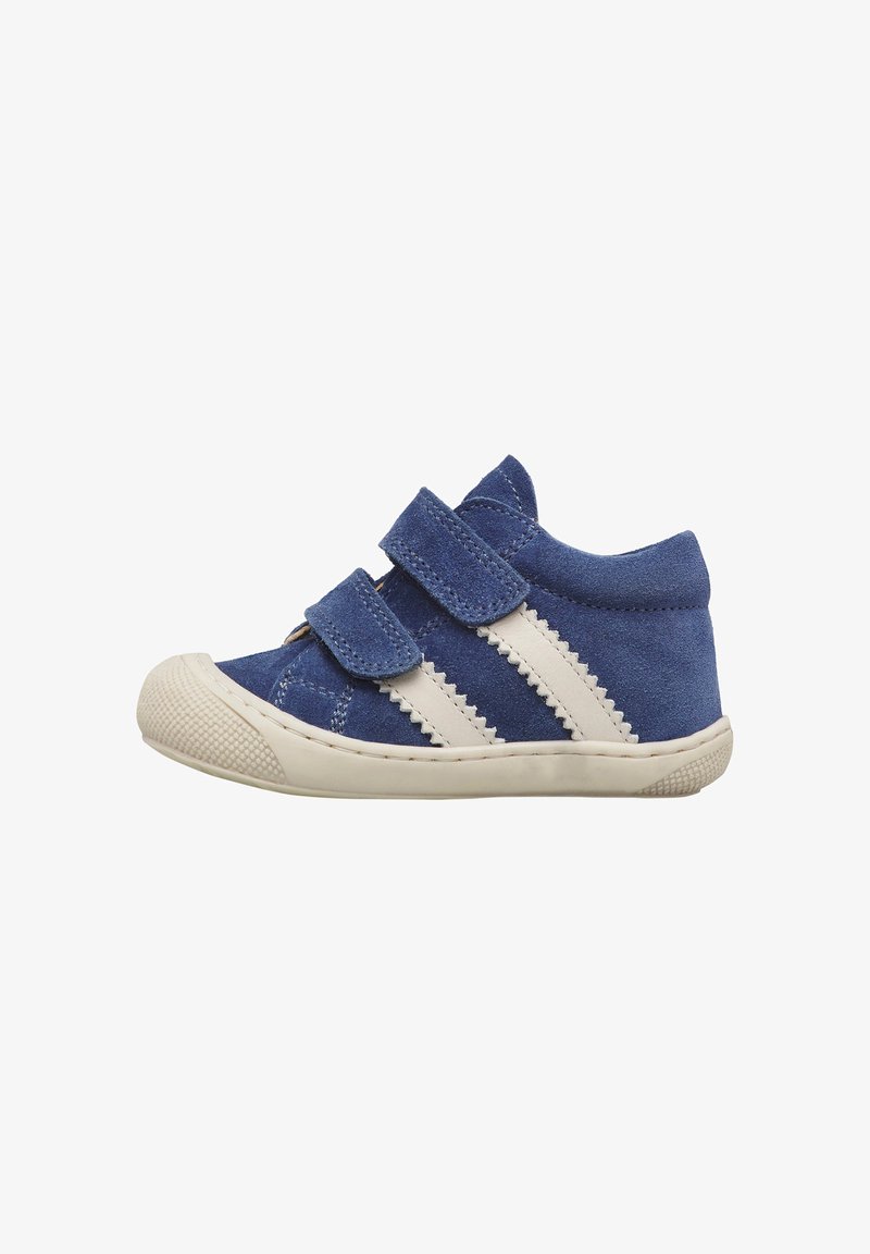 Scarpa da bambino in camoscio blu con due strisce bianche, due cinturini in Velcro e suola e punta in gomma beige, vista laterale su sfondo bianco.