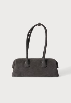 Dunkelgraue rechteckige Wildleder-Handtasche mit zwei langen Griffen und einem Reißverschluss-Verschluss auf hellem Hintergrund.