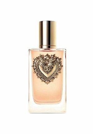 Flacon de parfum en verre parfumé avec un liquide rose, accent en forme de cœur doré avec un détail complexe et un bouchon doré.