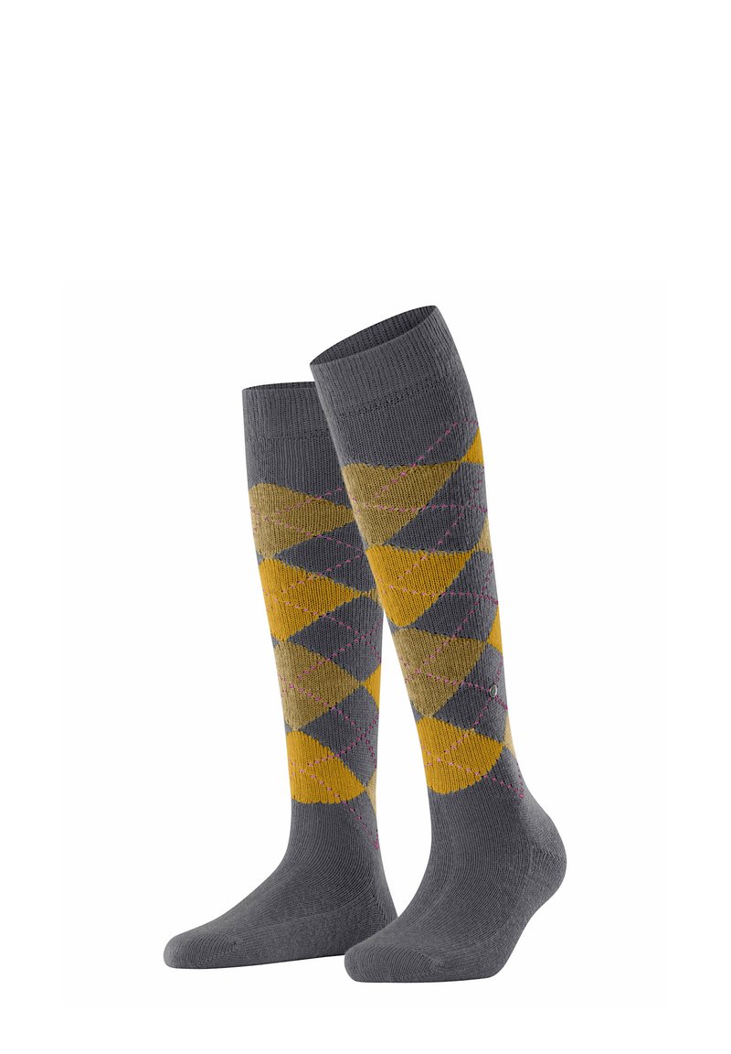 Le calze fino al ginocchio presentano uno sfondo grigio con un motivo argyle giallo e grigio, accentuato da linee rosa.