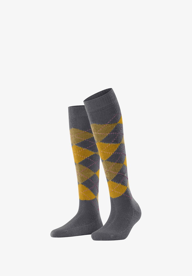 Le calze fino al ginocchio presentano uno sfondo grigio con un motivo argyle giallo e grigio, accentuato da linee rosa.