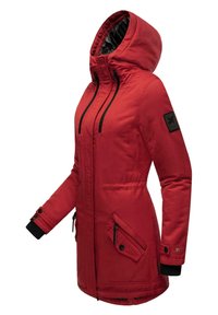 Chaqueta parka roja con capucha, detalles en negro, bolsillos laterales con cremallera y puños acanalados, fabricada en un tejido liso y duradero.